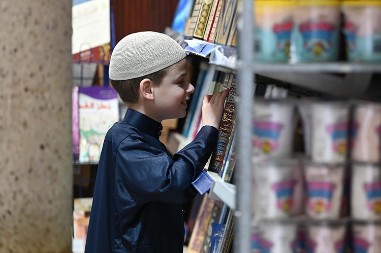 Kek menentang kebencian: Kanak-kanak autistik Joshua temui kedamaian di masjid